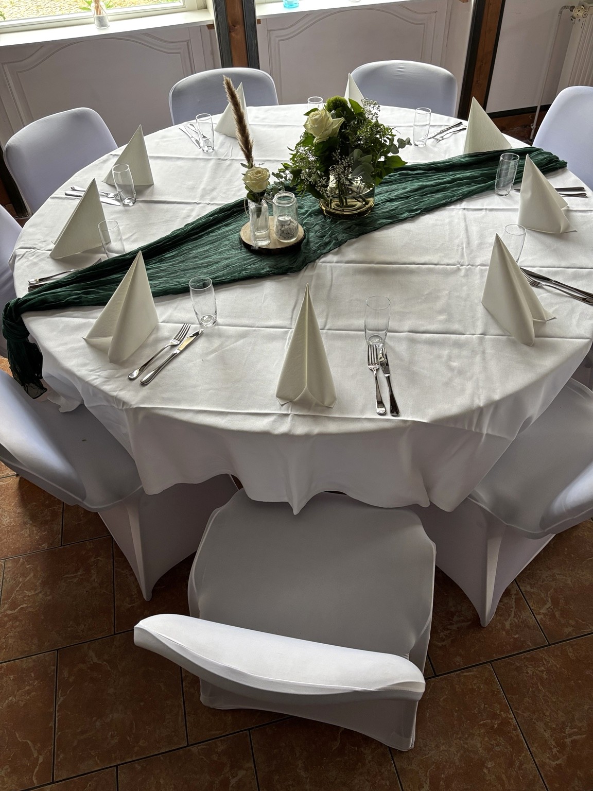 Runder Tisch mit grüner Dekoration
