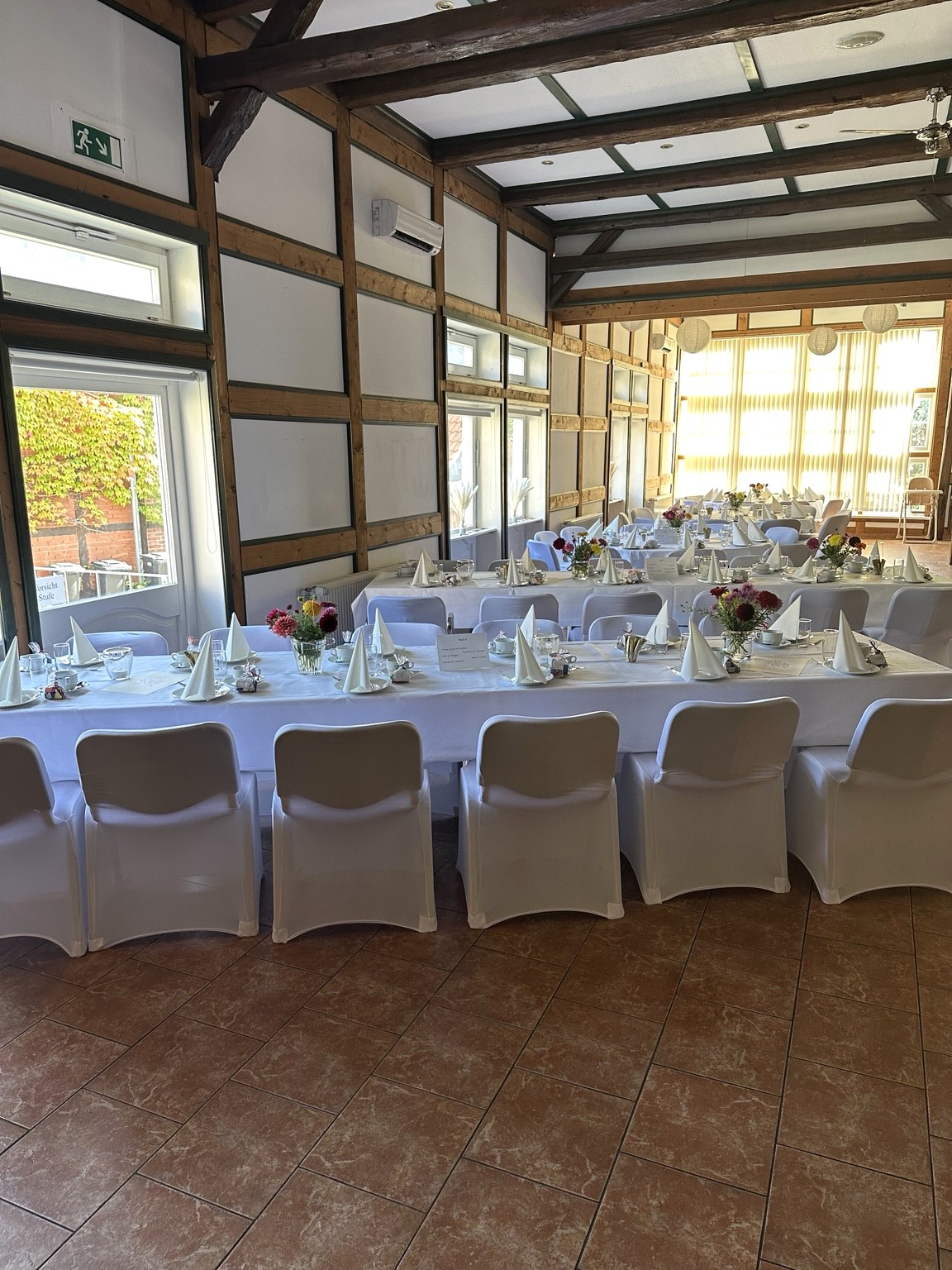 Festlich eingedeckter Saal