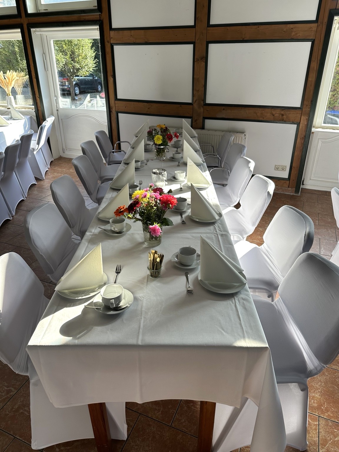 Eingedeckte Tafel im Festsaal